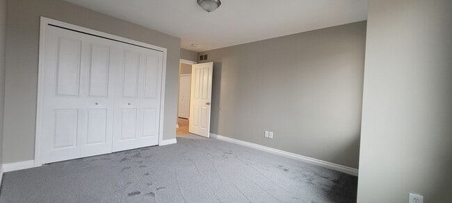 Building Photo - 3167 E 11 Mile Rd