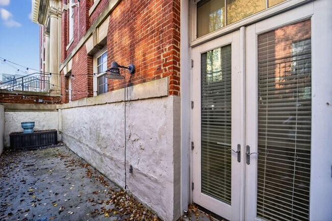 Building Photo - Available Now! 2 Bed // 2 Bath in Bloomingdale / Ledroit Park with Parking!