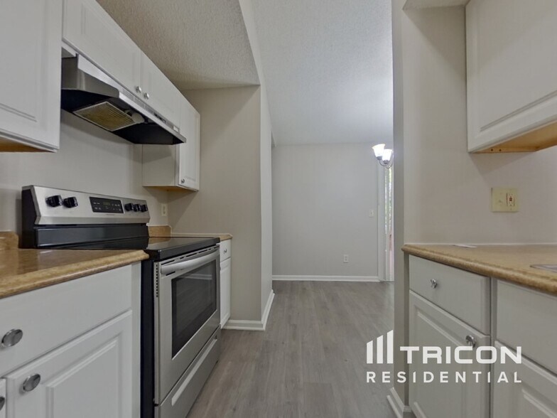 Building Photo - 201 Raintree Dr