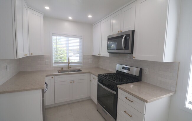 Building Photo - 11610 Oxnard St