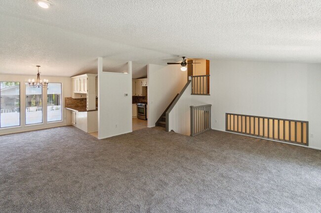 Building Photo - Beautiful Single Family Home Located In In...