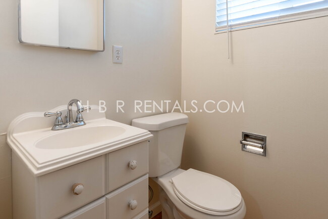 Building Photo - Charming Three Bedroom Single Story Liverm...