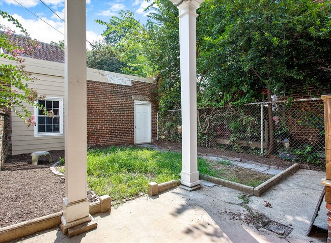 Building Photo - 2105 Stuart Ave