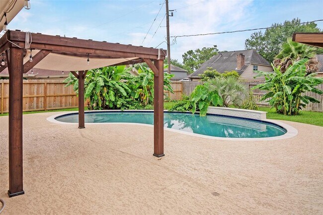 Building Photo - 16611 Brenton Oaks Dr