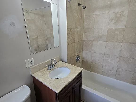 Building Photo - 7458 N Greenview Ave