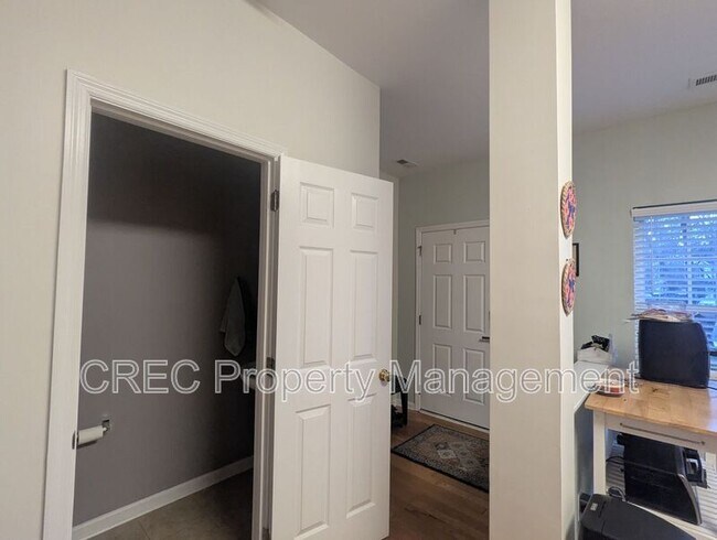 Building Photo - 202 Twin Tree Dr