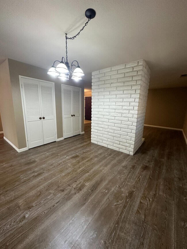 Building Photo - 5072 N Forkner Ave
