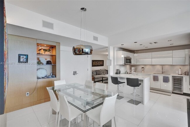 Building Photo - 17121 Collins Ave