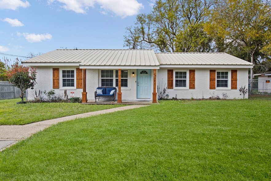 Building Photo - 805 Lewis Ave