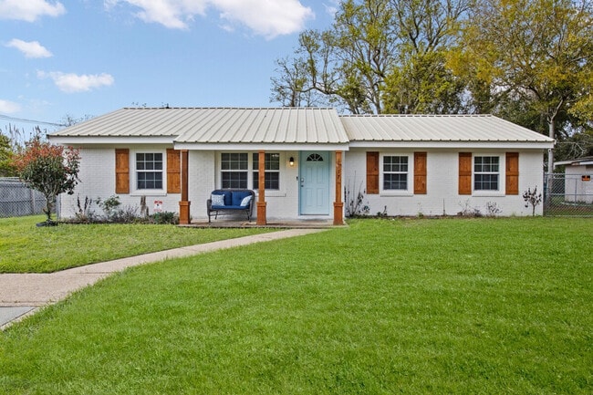 Building Photo - 805 Lewis Ave