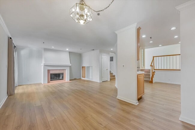 Building Photo - Spacious Townhome in Palo Alto
