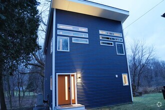 Building Photo - Modern, new construction in Williamstown!