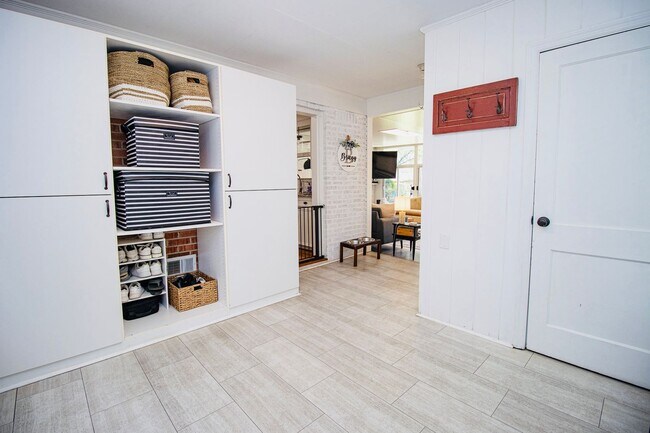 Building Photo - Stunning 3 Bedroom, 2 Bathroom in West Col...