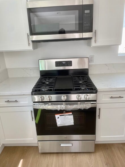 Stove/Microwave - 3542 W 132nd St