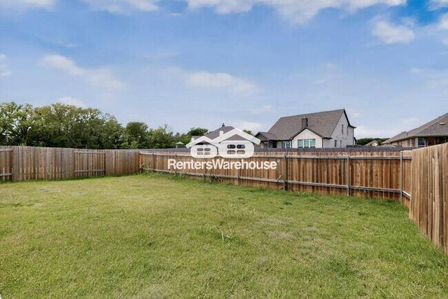 Building Photo - MOVE IN READY COMPLETELY UPDATED - 3BED/2B...