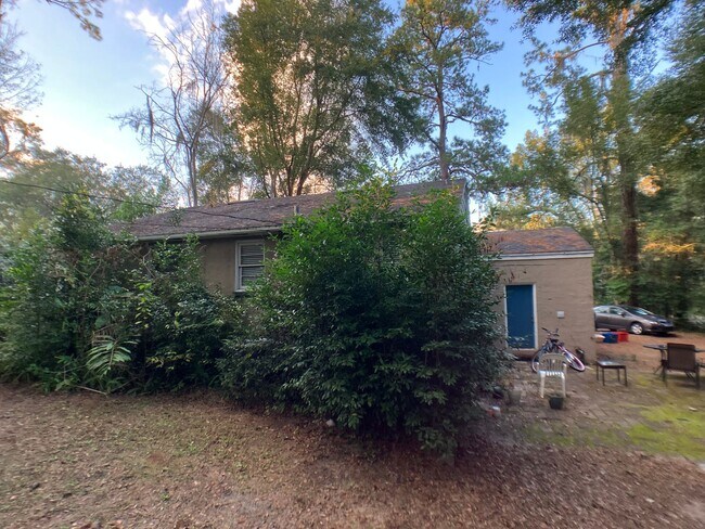 Building Photo - Large 3 Bedroom, 2 Bathroom Home w/ Study ...