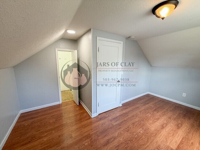 Building Photo - Spacious NE Salem Character Home | Pet Friendly | Central Heat