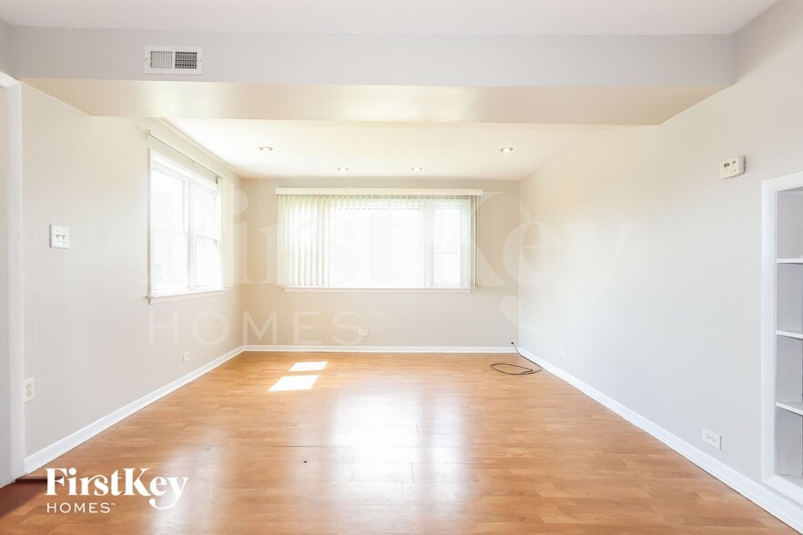 Building Photo - 7803 S Central Ave