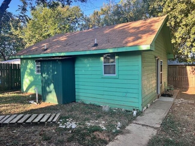 Building Photo - Two Homes / One Lot / Versatile Uses / Rem...