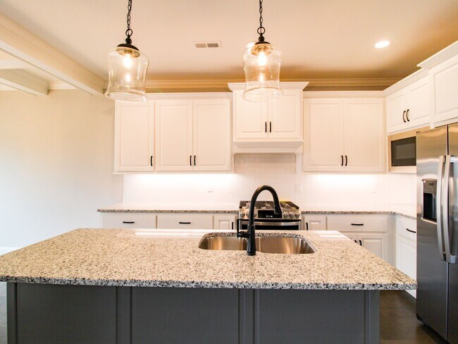 Building Photo - Beautiful two story home at Whispering Pines!
