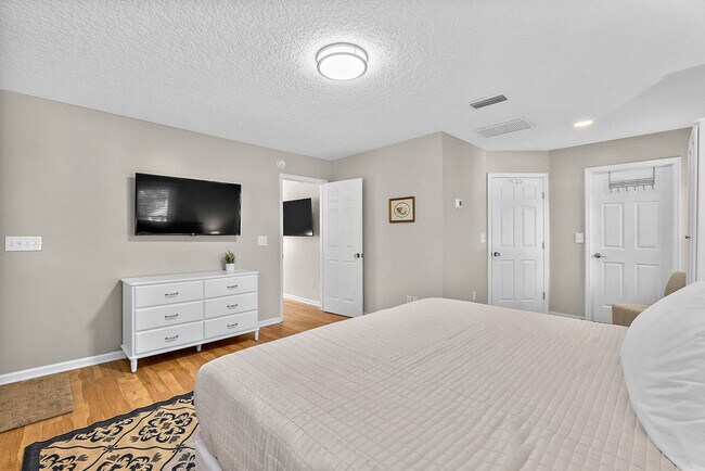 Building Photo - 12 Sylvan Dr