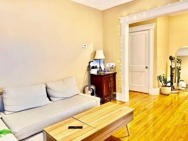 Building Photo - 37 Hilton St