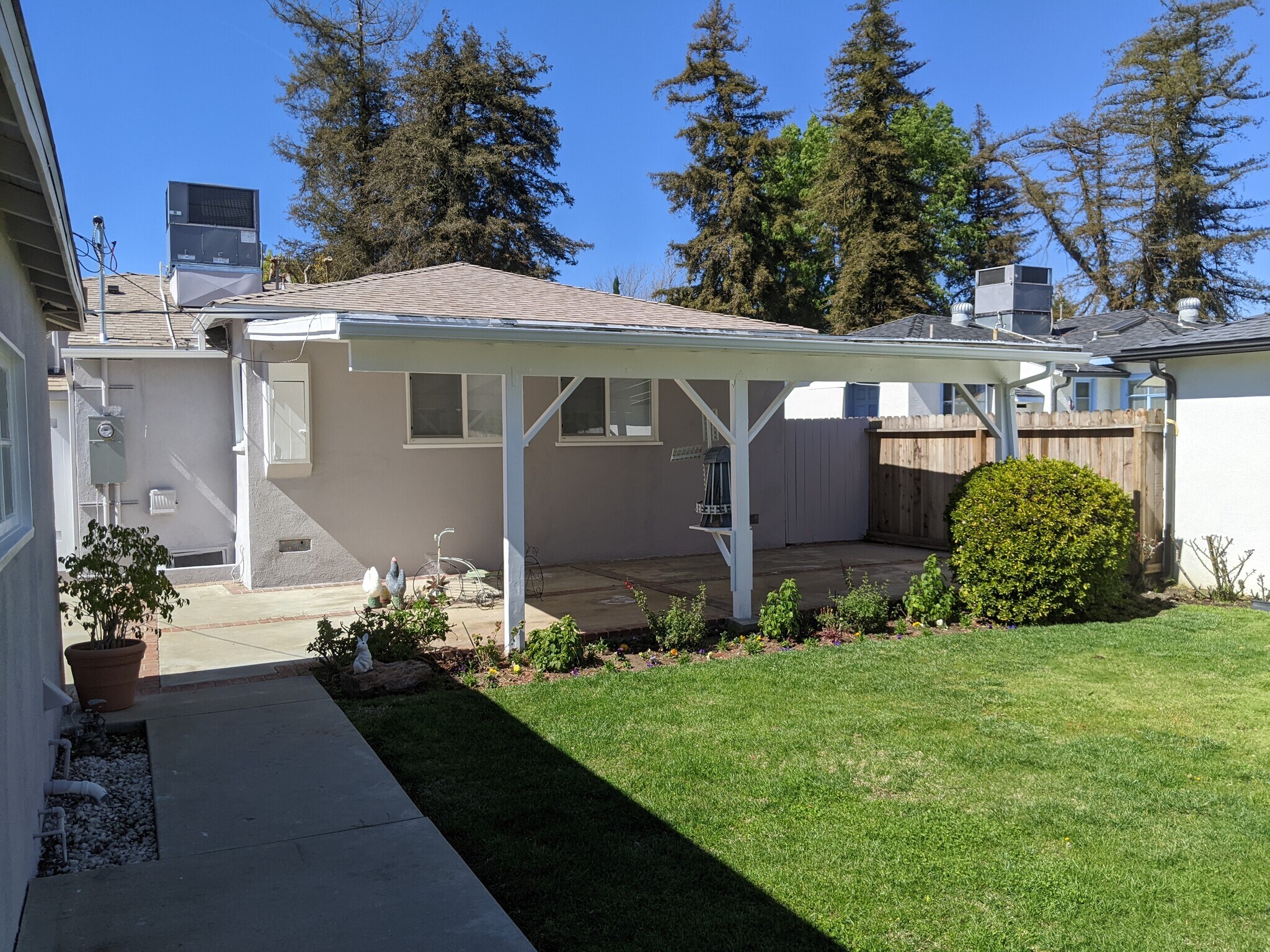 Building Photo - 5636 Cedros Ave