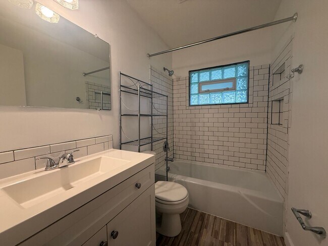 Building Photo - Charming 2 bedroom 1.5 bathroom home