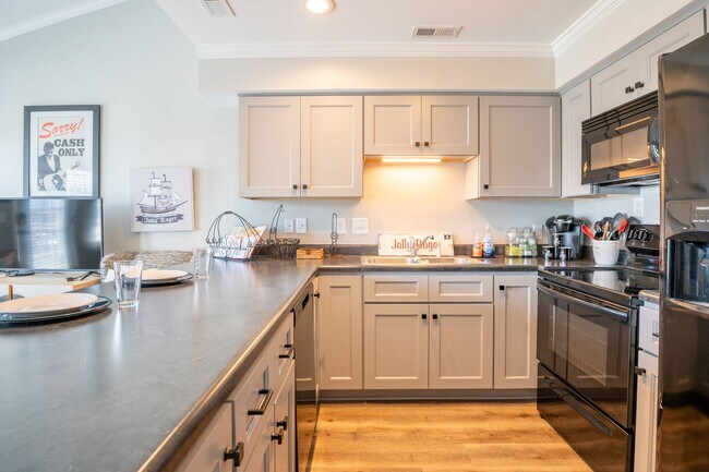 Building Photo - FURNISHED OFF-SEASON MONTHLY RENTAL-STARTING JANUARY 2026