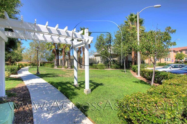 Building Photo - 3 Bed / 2.5 Bath Townhome | Open Layout + Modern Finishes