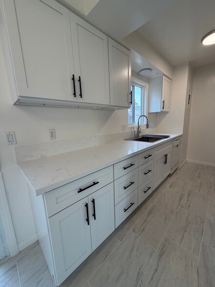 Building Photo - 728 Clay Ave