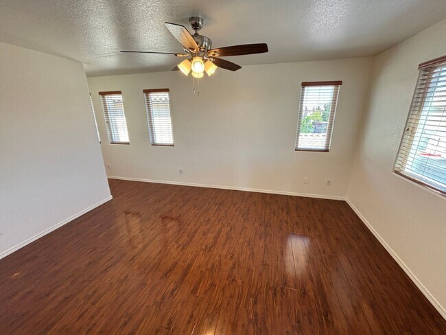 Building Photo - Beautiful 5Bed/2.5Bath/2Car home located near Seven Hills
