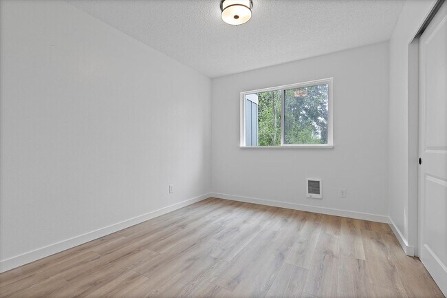 Building Photo - ? Now Available: Gorgeous 3-Bedroom, 1-Bath Unit – Fully Remodeled!