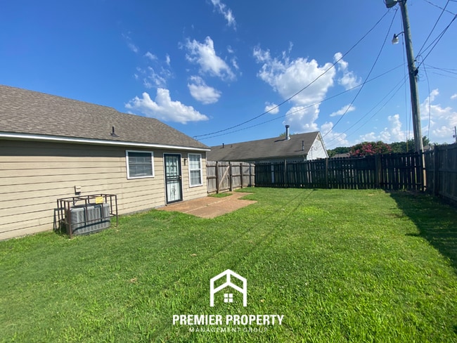 Building Photo - Charming 3BR/2BA Memphis Home with Vaulted Ceilings & Hardwood Floors!