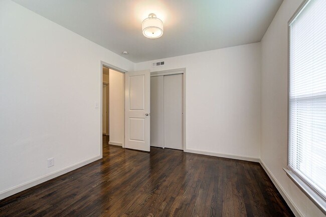 Building Photo - * * * $500 Move-In Special * * * Charming ...