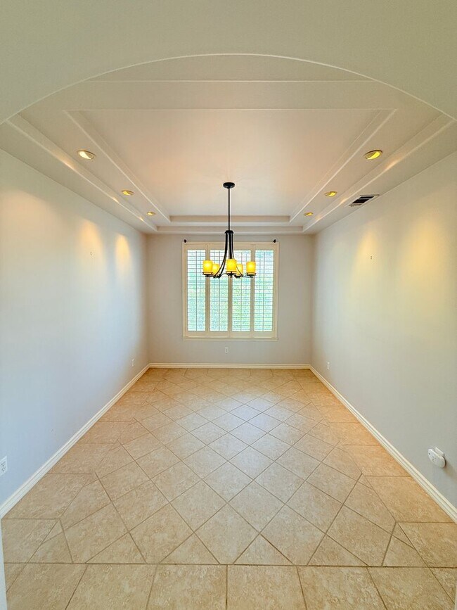 Building Photo - Spacious 4-bedroom, 3-bathroom home in New...