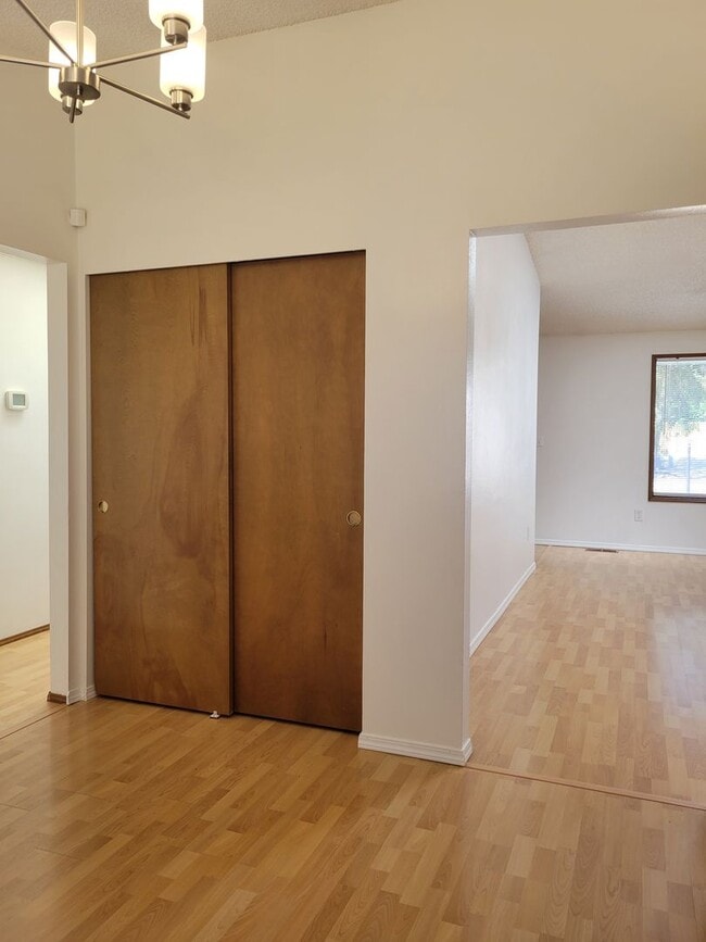 Building Photo - ? Spacious 3-Bedroom Rambler with Vaulted ...