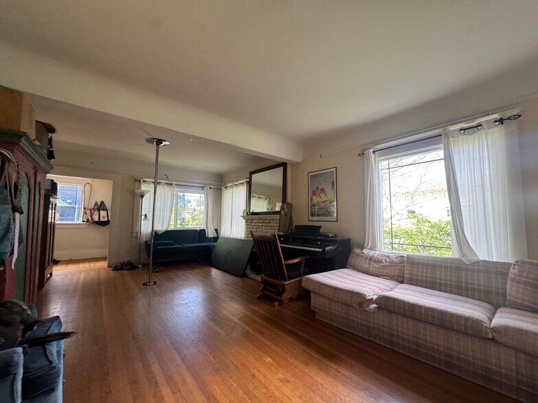 Building Photo - 2836 Derby St