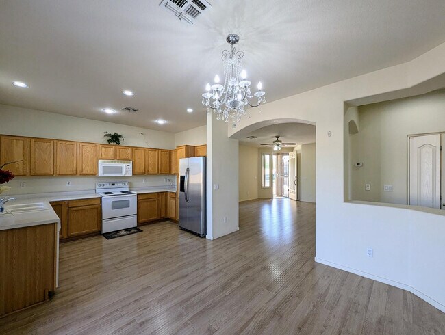 Building Photo - 5770 W Golden Ln