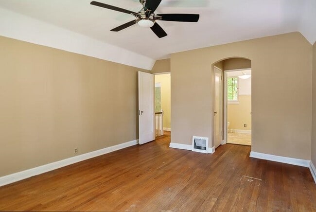 Building Photo - 618 S Harvey Ave