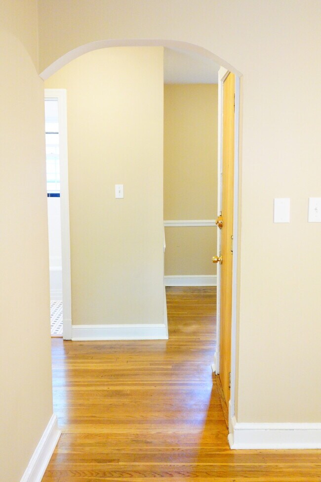 Building Photo - 8409 Greenwood Ave