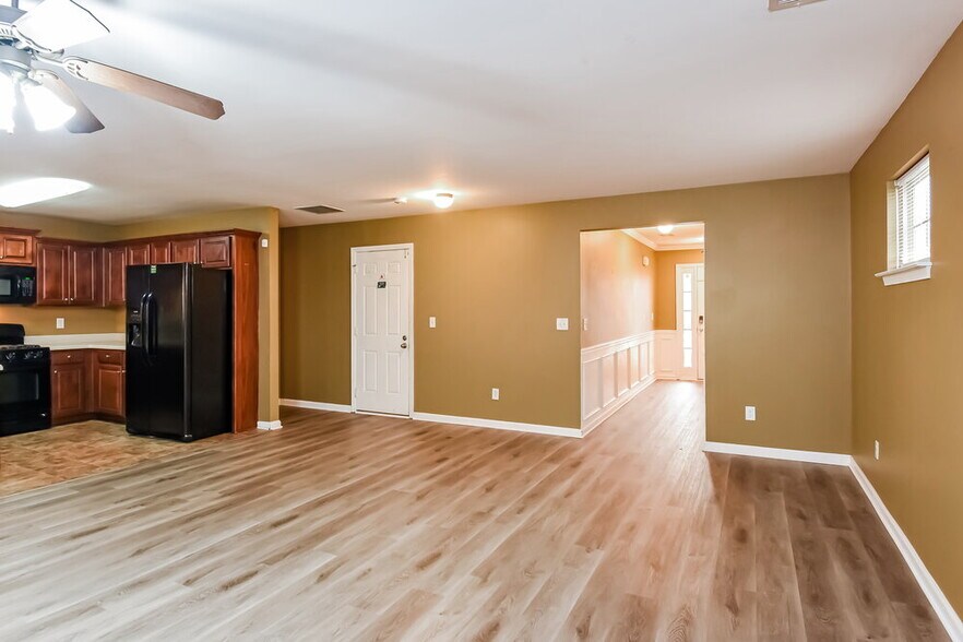 Building Photo - 327 Village Chase