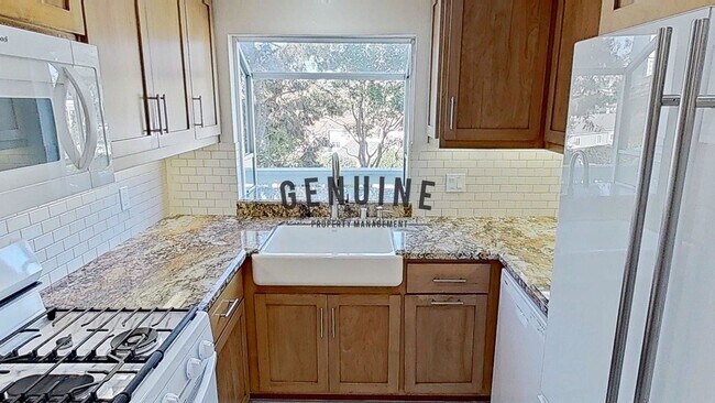 Building Photo - Spacious 2 Story 3Bd 2.5Ba Townhome
