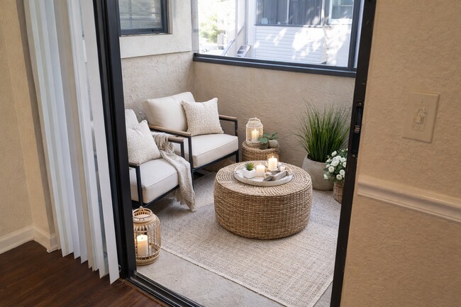 Building Photo - Beautiful Remodeled Winter Park 2/2 Condo for Rent in Front of Full Sail.