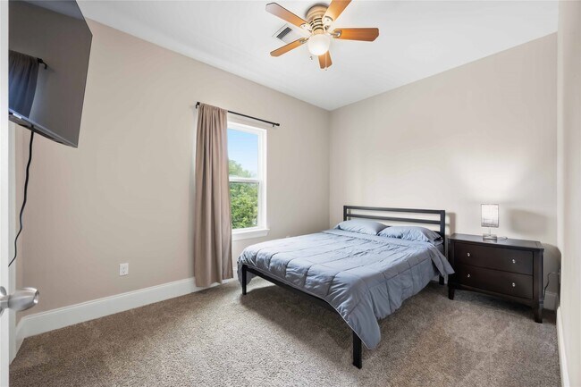 Building Photo - 9320 Coffee St