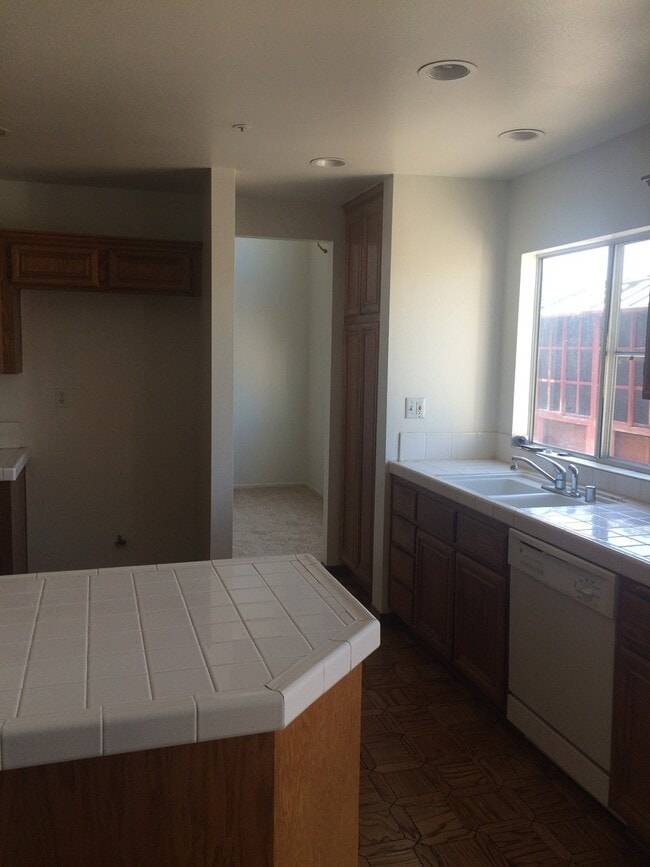 Building Photo - Southridge 4bed 2bath Beauty!