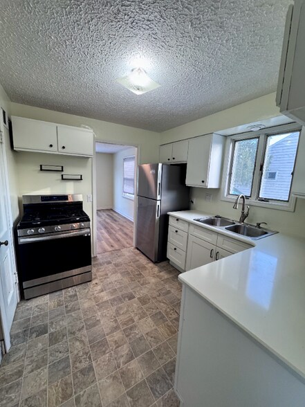 Building Photo - 196 S Point Dr