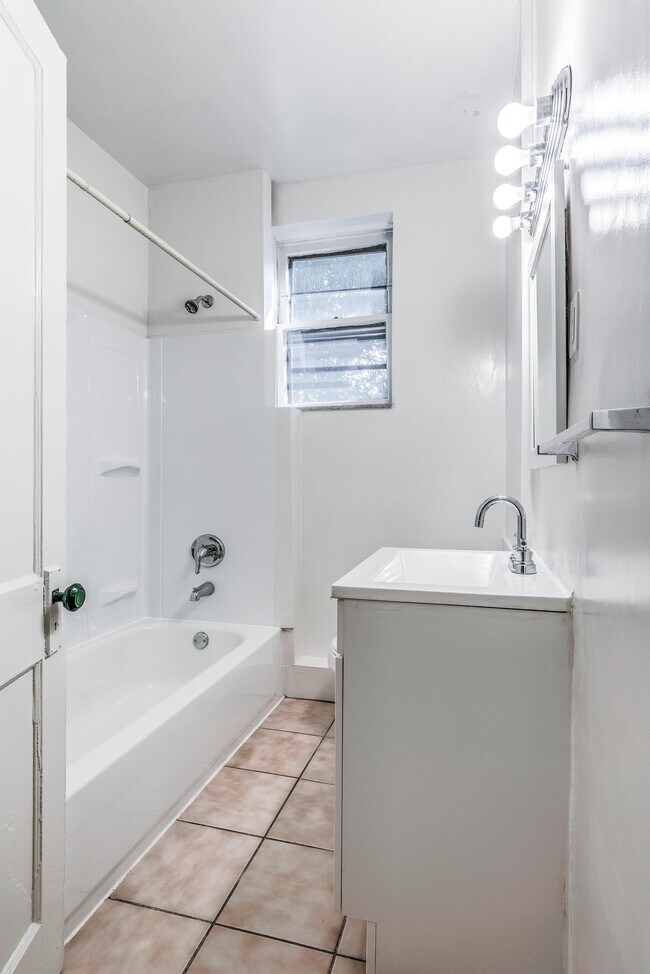 Building Photo - 1722 Waverly Pl