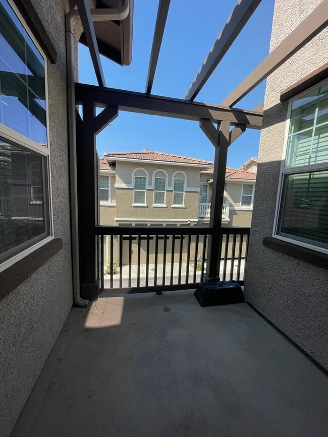 Building Photo - Move-In Ready Damonte Ranch Townhome