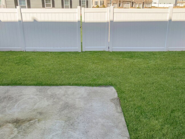 Building Photo - Spacious Townhome with MOVIE STAR Primary Closet!!!!